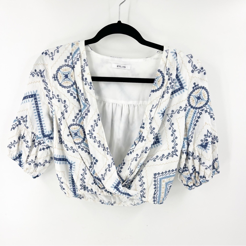 ✅ BTFL-life CRISS CROSS EMBROIDERED Blue/white cropped SIZE MEDIUM‎
